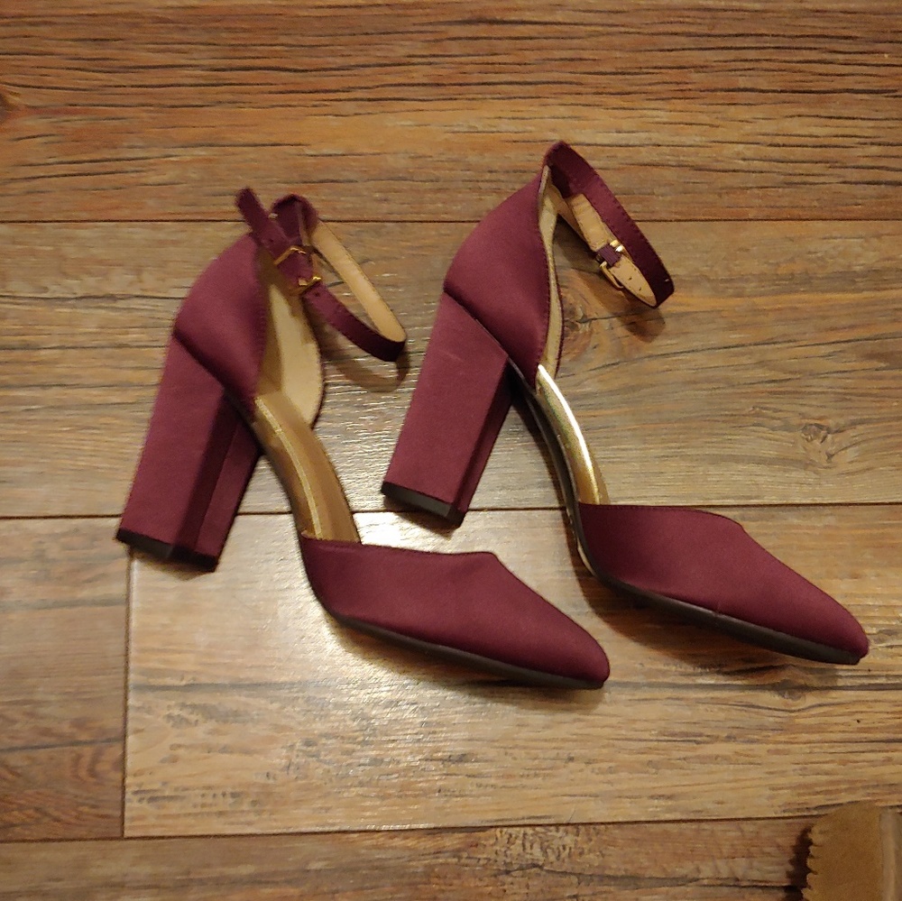 Sateen holiday pumps